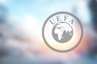 Kurumların genel merkezindeki UEFA logosu bulanık bir arkaplanda