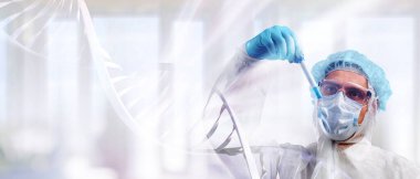 Doktor ya da bilim adamı, moleküler ve DNA yapısına sahip cam tüp tutuyor.