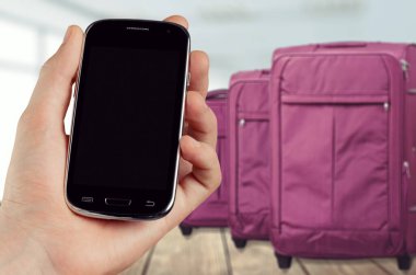 İnsan eli boş ekranlı akıllı telefonu tutuyor. Covid-19 'dan aşılandı ya da kurtarıldı..