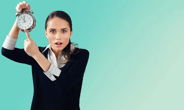 Mujer Conmocionada Señalando Con Dedo Reloj Alarma — Foto de Stock