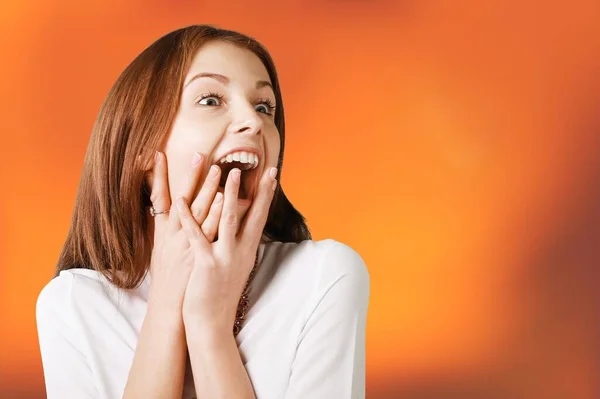 Foto Menina Feliz Sorriso Positivo Surpreendido Surpresa Chocado Fundo Cor — Fotografia de Stock