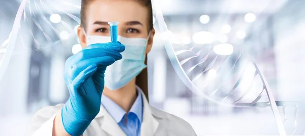 Läkare Eller Vetenskapsman Som Håller Glasrör Med Molekyl Och Dna — Stockfoto