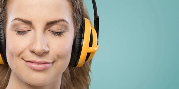 Hermosa Mujer Joven Con Auriculares Inalámbricos Escuchar Música Usar — Foto de Stock