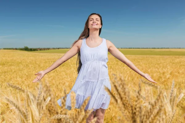 幸せな若いです美しい女性で小麦畑 — ストック写真