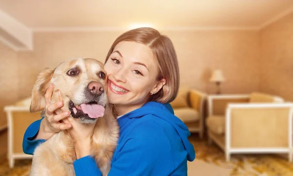 Linda Niña Abrazando Perro Sonriendo Retrato Amistad —  Fotos de Stock