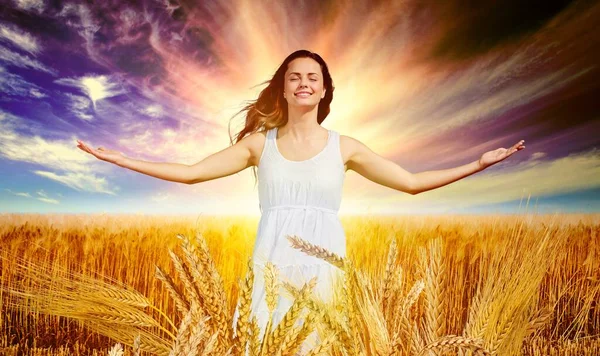 Щаслива Молода Красива Жінка Пшеничному Полі — стокове фото