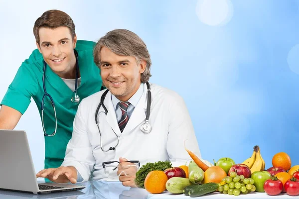 Lekarz Dietetyk Warzywami Pracujący Biurze — Zdjęcie stockowe