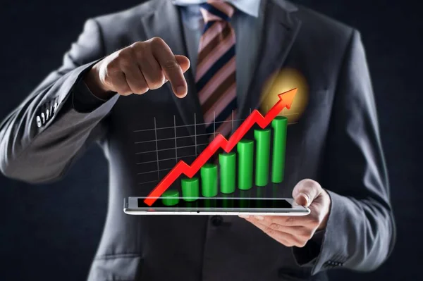 Inwestor Biznesowy Posiadający Tablety Cyfrowe Technologią Graficzną — Zdjęcie stockowe