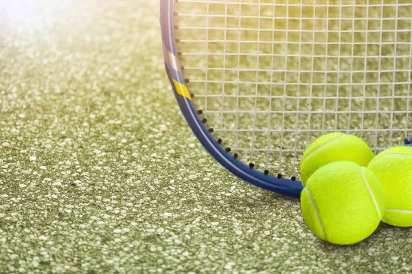Tenis Ρακέτα Και Κίτρινη Μπάλα Ένα Πράσινο Γήπεδο Στο Ηλιοβασίλεμα — Φωτογραφία Αρχείου