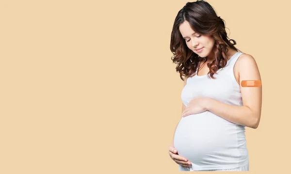 Κολλητικό Επίδεσμο Μια Νεαρή Έγκυο Γυναίκα — Φωτογραφία Αρχείου