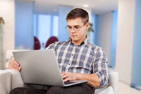 Sorrindo Jovem Adulto Homem Negócios Freelance Usando Laptop — Fotografia de Stock