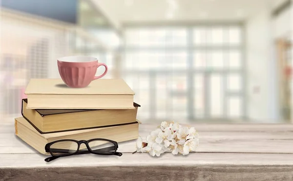 Frühlingskaffee Eine Tasse Kaffee Bücherstapel Auf Einem Holztisch — Stockfoto