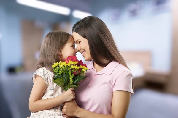 Glad Tacksam Flicka Ger Mödrar Dag Gåva Till Mamma Hemma — Stockfoto