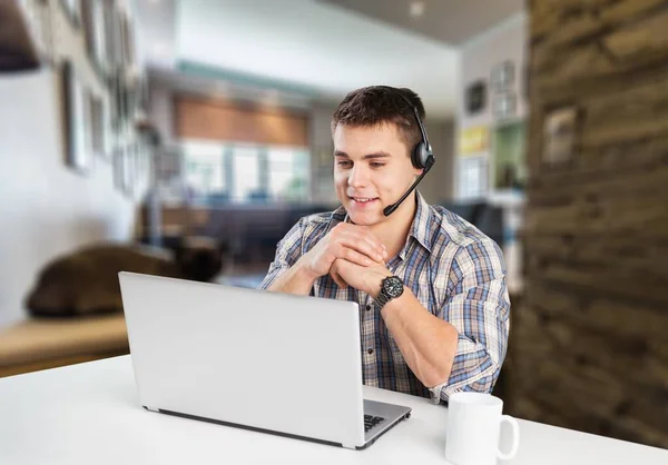 Homem Feliz Sentado Sofá Com Portátil Empresário Fazendo Uma Videoconferência — Fotografia de Stock