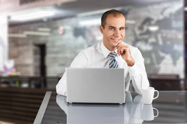 Jovem Sorridente Usando Computador Portátil Casa Sentado Mesa — Fotografia de Stock