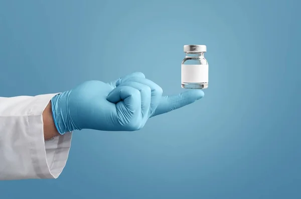 Médico Científico Que Sostiene Una Jeringa Con Refuerzo Vacunas Líquidas —  Fotos de Stock