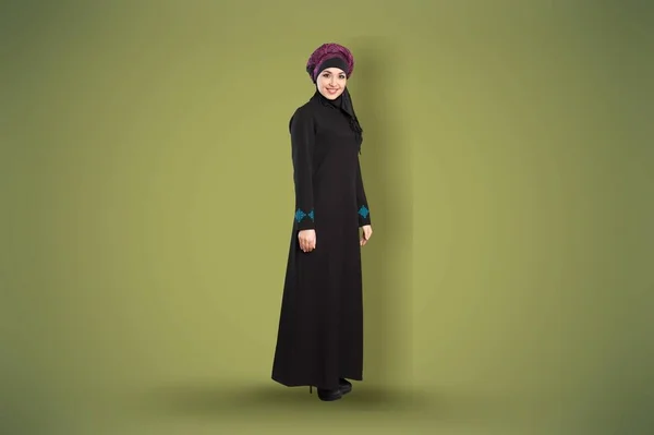 フル長いです若いですアラビア人イスラム教徒女性でAbayaヒジャーブ — ストック写真