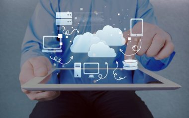 İş adamı bulut hesaplama kavramına sahip tablet kullanıyor