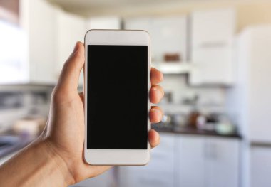 Beyaz arkaplanda boş ekranlı akıllı telefonu tutan kadını kapat