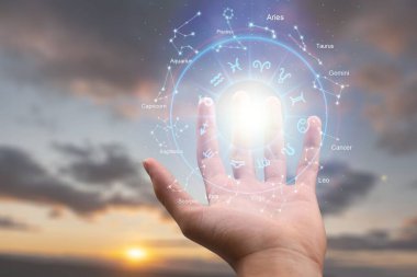 Sosyal ağ simgeleri ve soyut elementlerle geleceksel bir arayüz tutan el.