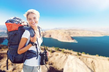 dağlarda sırt çantası ile kadın gezgin 