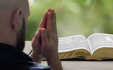 Kadınların elleri Tanrı 'ya dua etsin. Dış planda İncil' le birlikte..