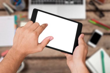 Tablet bilgisayarını boş ekran ile tutan erkeklerin yakın plan görüntüleri