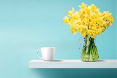 Sarı arka planda güzel bir nergis buketi