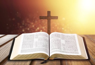 Tahta masada Hıristiyan haçı olan kutsal İncil.