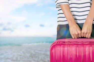 Platformda bavulu ve bavulu olan bir kadın