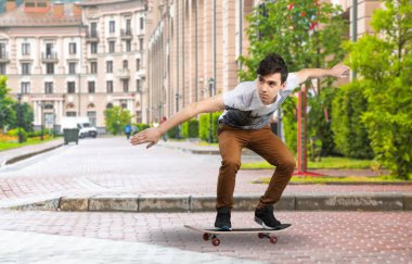  Kaykay parkında kayan genç bir adam. 