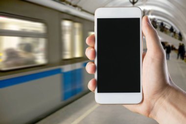 Kadın cep telefonunu boş ekran ile tutuyor