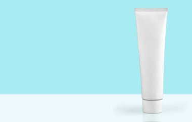 Arka planda beyaz kozmetik şişesi, kapat