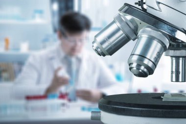 Elektronik mühendisliği bilimadamı mikroskopla silikon mikro çiplere bakıyor..