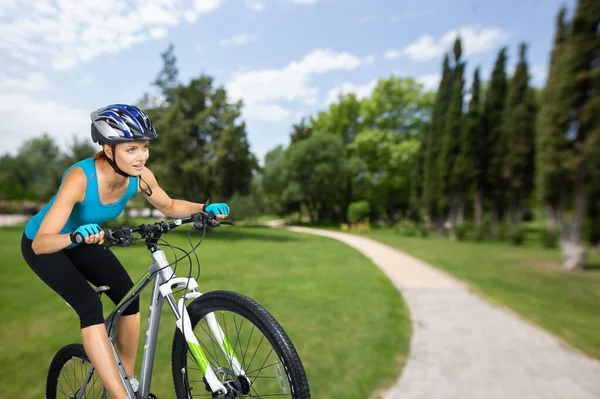 Junge Frau Radelte Park — Stockfoto