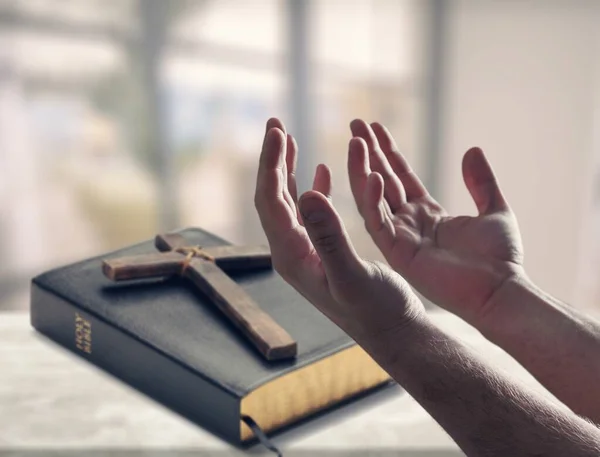 Pojem Uctívání Doma Ruční Modlení Studium Bible — Stock fotografie