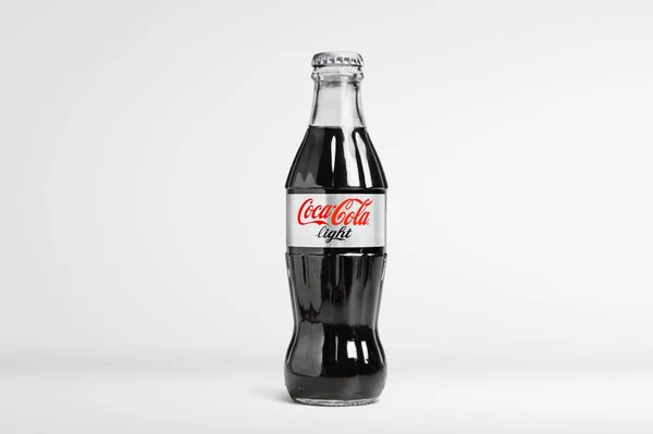 Soğuk Klasik Coca Cola Şişesi Beyaz Masada — Stok fotoğraf