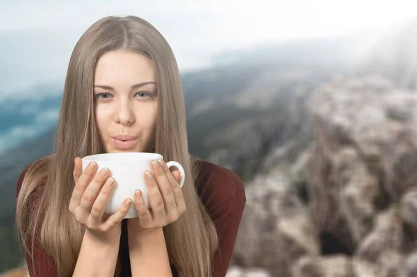 Ung Kvinna Dricka Kaffe Med Avkoppling Och Välbefinnande Känsla Med — Stockfoto