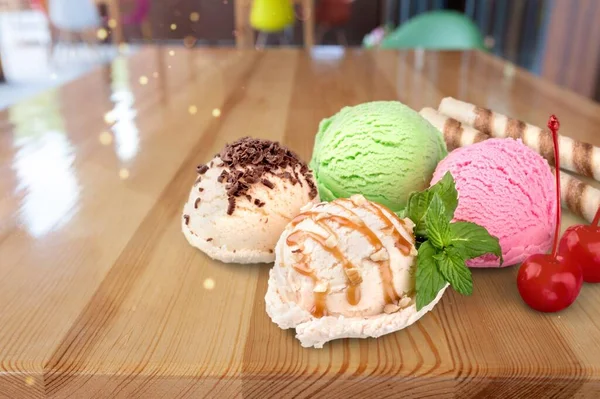 さまざまな味と新鮮な食材を使用したカラフルなアイスクリームのスクープのセット — ストック写真