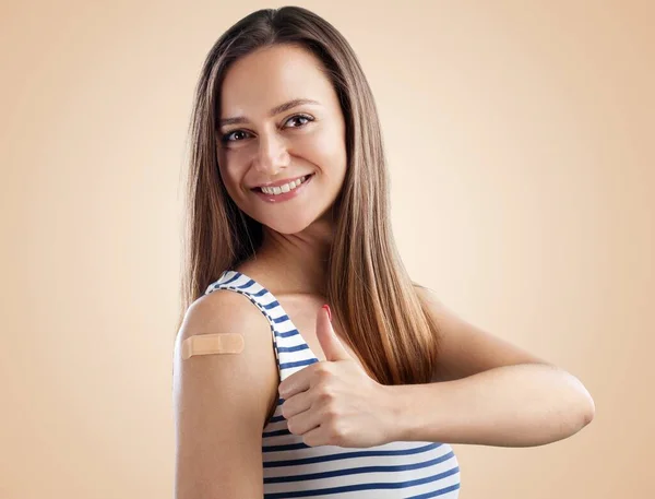 Mujer Joven Feliz Asustada Con Vacuna Covid — Foto de Stock