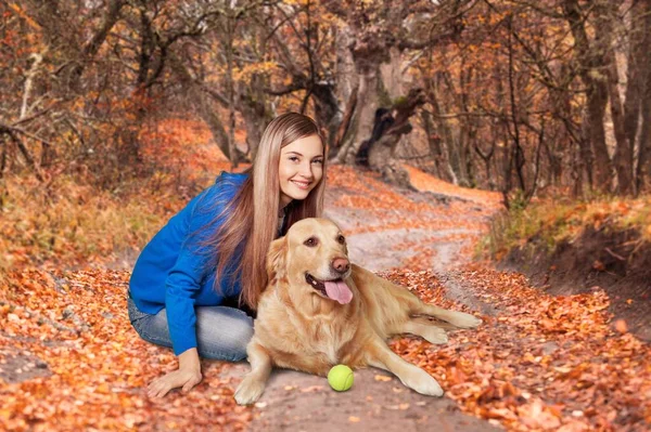 Retrato Hermosa Chica Acariciando Abrazando Perro Aire Libre — Foto de Stock