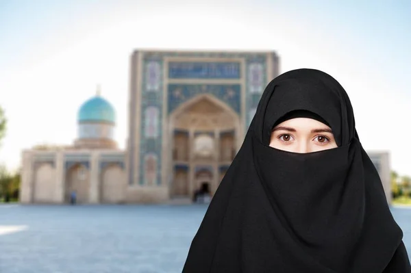 Muslimisches Mädchen Legt Sich Vor Outdoor Hintergrund Einen Schal Den — Stockfoto