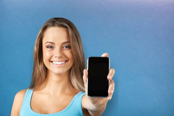 Menina Jovem Mostrar Smartphone Vazio Com Expressão Positiva — Fotografia de Stock