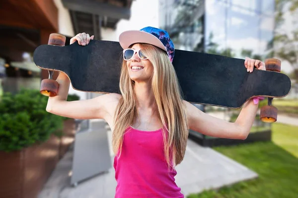 年轻的运动女子与滑板 户外时髦的嬉皮士 — 图库照片