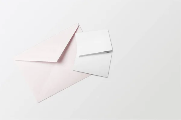 Fotografia Mockup Cartão Branco Envelope Colorido Mesa — Fotografia de Stock