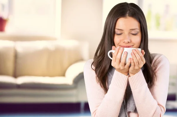 Portrait Une Jeune Femme Joyeuse Dégustant Une Tasse Café Thé — Photo