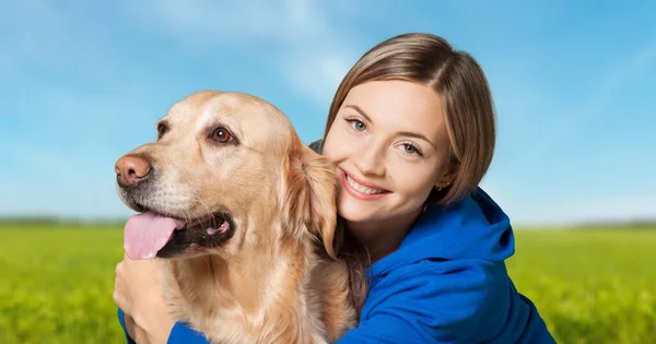Retrato Hermosa Chica Acariciando Abrazando Perro Aire Libre —  Fotos de Stock