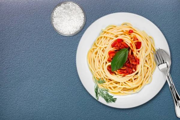 Los Espaguetis Con Carne Salsa Tomate Escudilla Sobre Escritorio —  Fotos de Stock