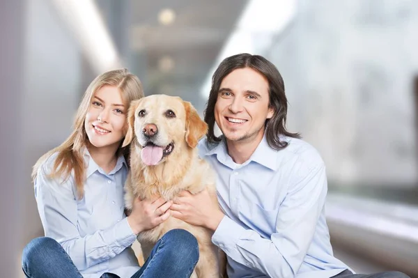 Concepto Amor Cuidado Retrato Pareja Alegre Acariciando Perro —  Fotos de Stock