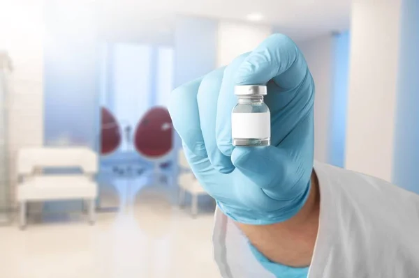 医師の手の中に医療用ワクチン瓶のモックアップブランクラベル注射用ガラス瓶 — ストック写真